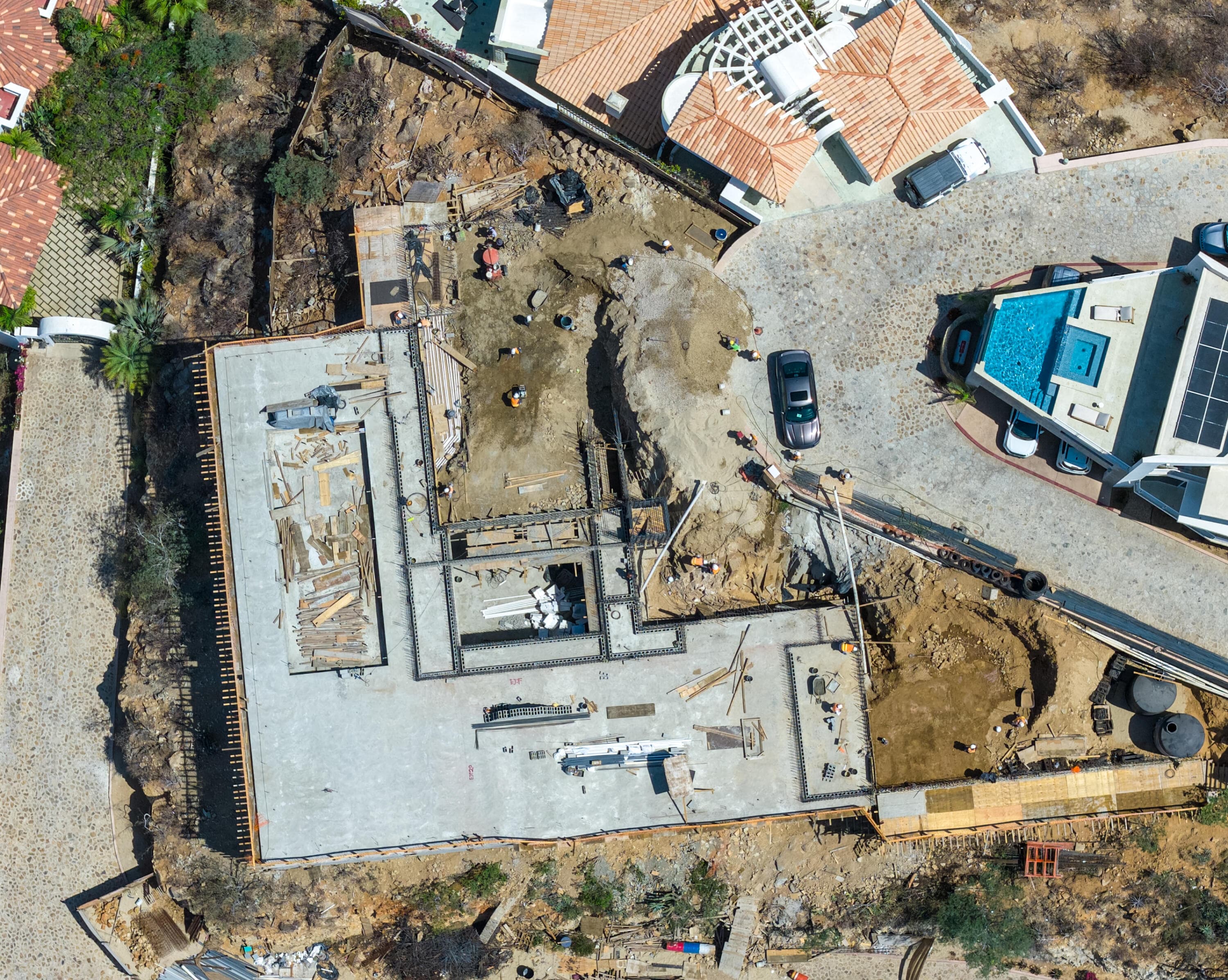 Overhead of the Villa del León poured slab in Pedregal among neighboring Cabo villas