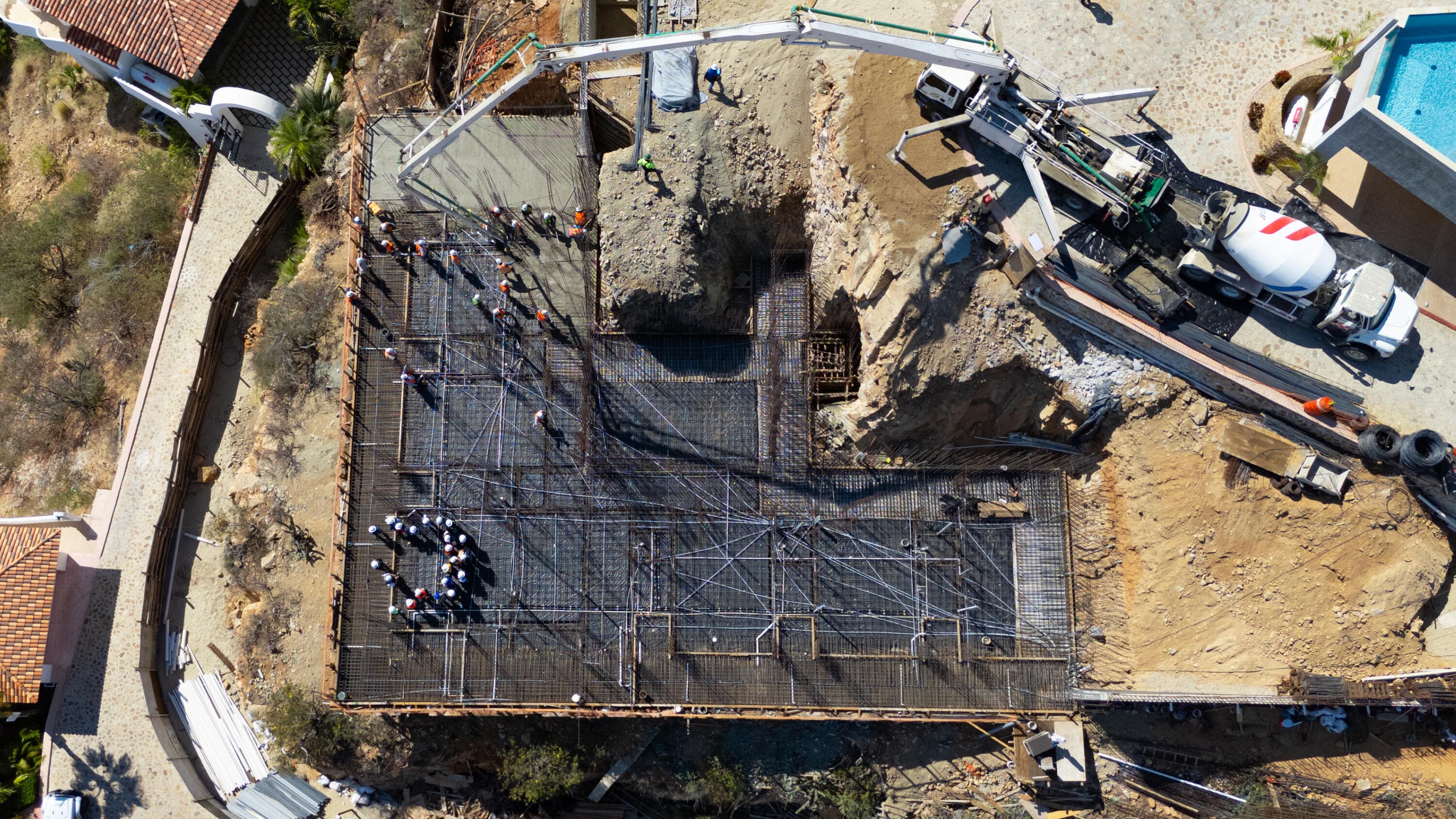 Villa del León concrete pour in Pedregal, Cabo — pump truck, mixer, and crew