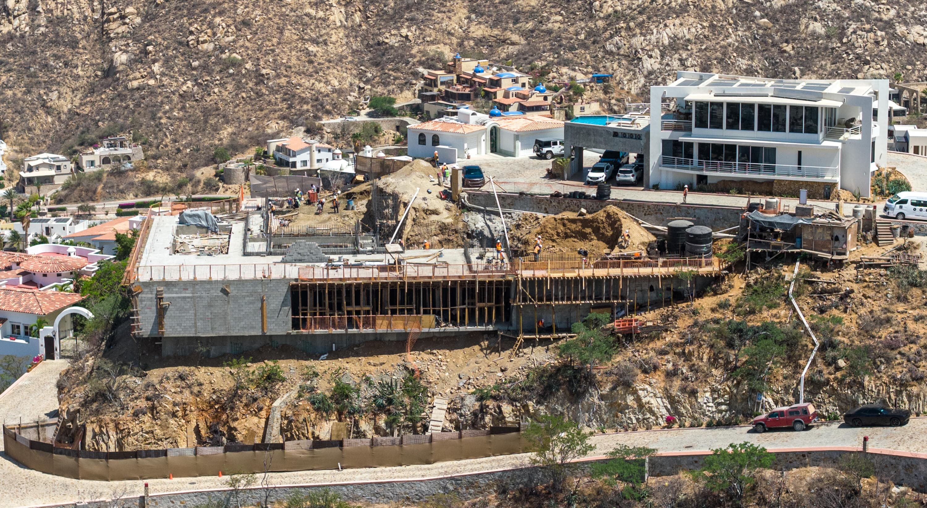 Villa del León hillside structure in Pedregal taking shape with crew and formwork