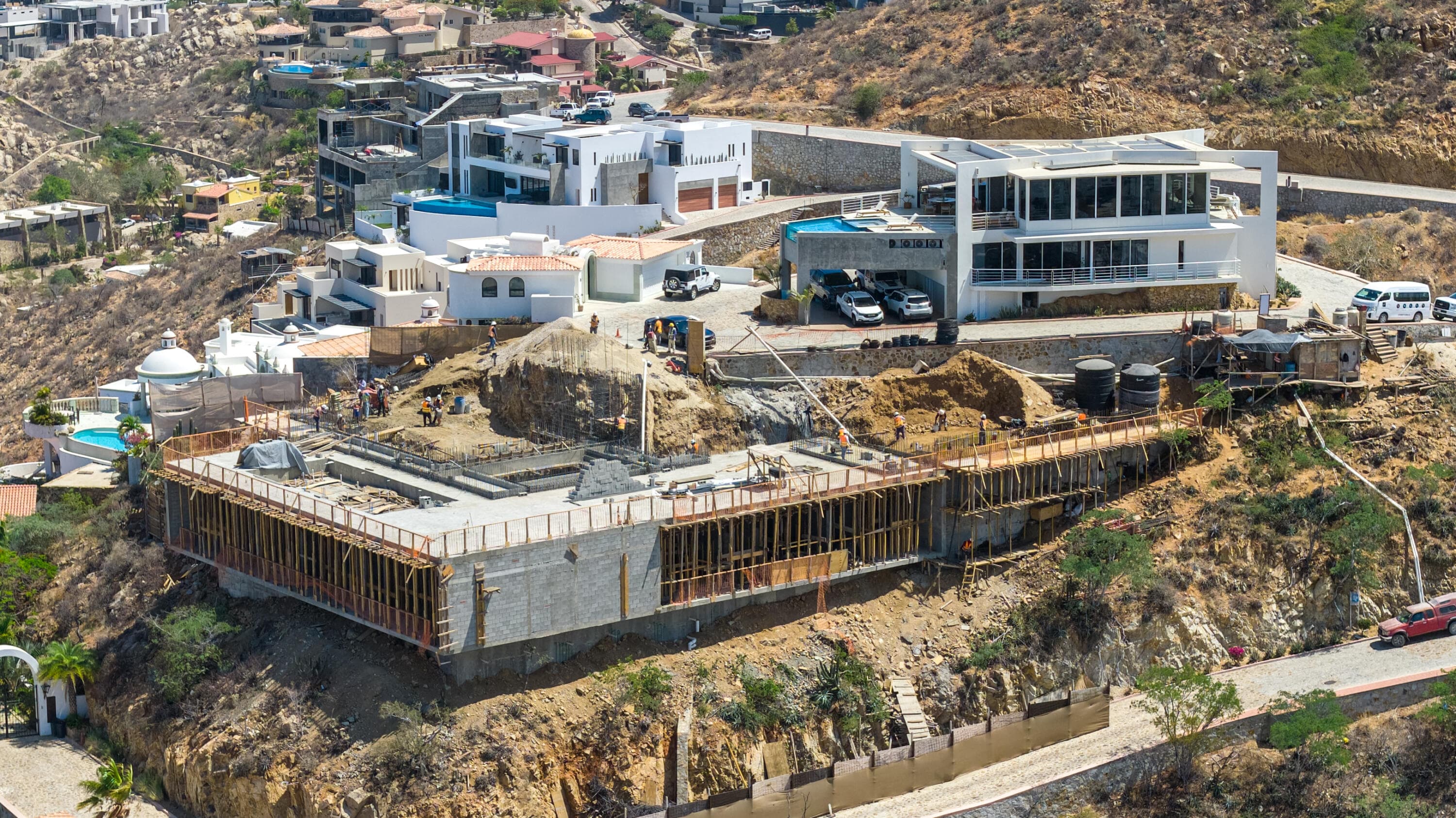 Aerial of the Villa del León slab in Pedregal among finished Cabo hillside houses